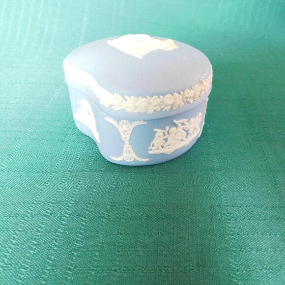 Wedgwood cream on lavender bean box Cupid as Oracle near mint condition - Picture 3 of 8